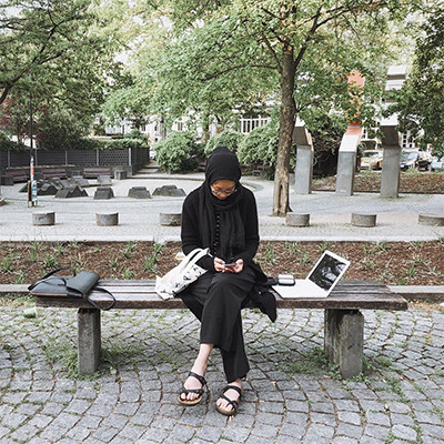 Baju Hitam Bebas Monoton untuk Hijaber