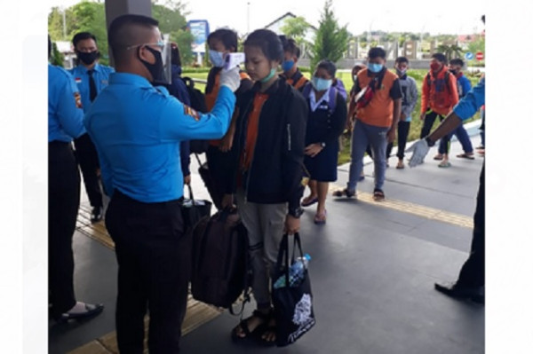 Suasana Haru Iringi Pelepasan Siswa Indonesia yang Bersekolah di Malaysia