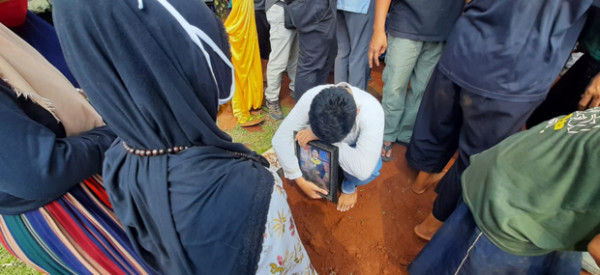 Pendiam dan Sangat Dekat dengan Adik, Isak Tangis Keluarga Iringi Pemakaman Yodi Prabowo