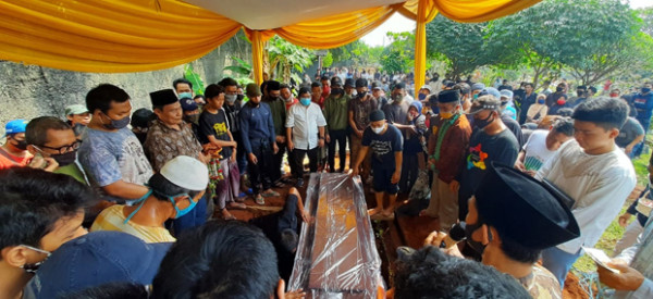 Pendiam dan Sangat Dekat dengan Adik, Isak Tangis Keluarga Iringi Pemakaman Yodi Prabowo