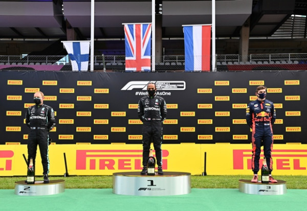 Kecelakaan Ferrari Warnai Kemenangan Perdana Lewis Hamilton