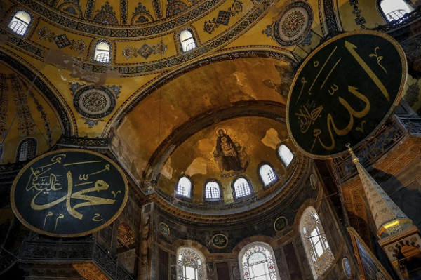 Toleransi Islam di Hagia Sophia: Simbol-Simbol Gereja itu Tetap Utuh