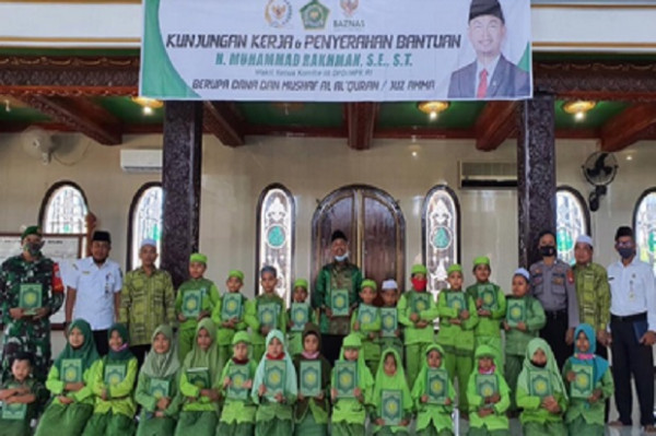 Senator Kalteng M Rakhman Bantu Mushaf Alquran ke Ratusan Santri