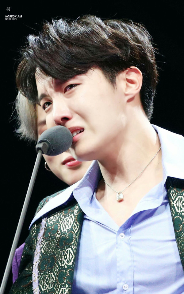 Ini Gaya Nangis Para Personel BTS, Menurut Mereka Sendiri