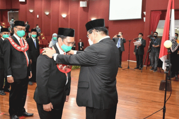 Terapkan Protokol Kesehatan, Rektor UNM Lantik 4 Warek