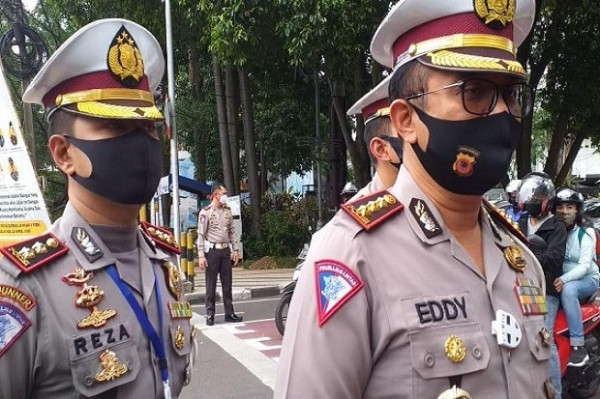 Cegah Corona, Polisi Buat Marka Jaga Jarak Fisik di Lampu Merah