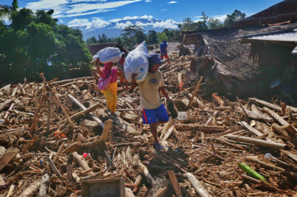 Momen Sedih: Korban Banjir Bandang Cari Sisa Barang di Rumah yang Terendam Lumpur