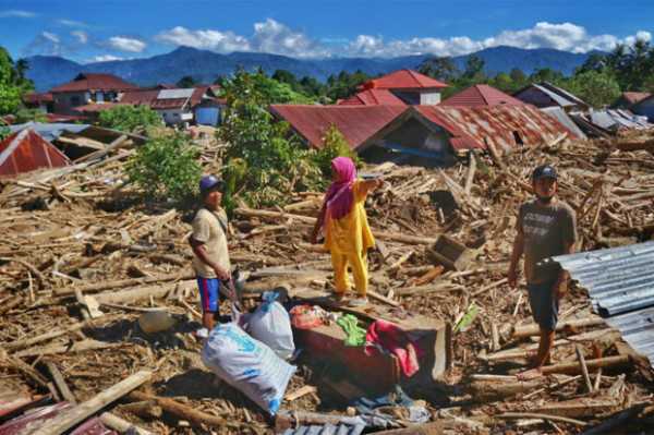Momen Sedih: Korban Banjir Bandang Cari Sisa Barang di Rumah yang Terendam Lumpur