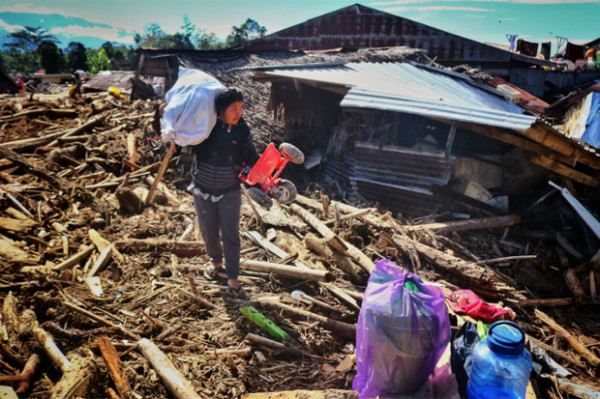 Momen Sedih: Korban Banjir Bandang Cari Sisa Barang di Rumah yang Terendam Lumpur