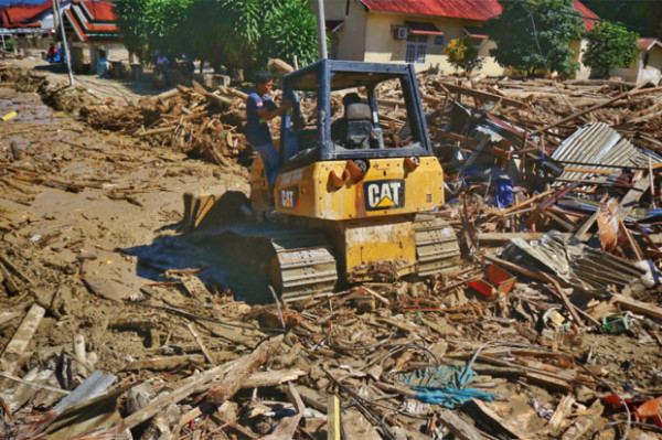 Momen Sedih: Korban Banjir Bandang Cari Sisa Barang di Rumah yang Terendam Lumpur