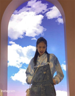 V BTS hingga Jennie BlackPink, Idol Korea Ini Tampil Keren dengan Busana Tie Dye