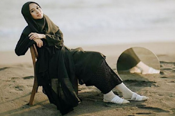 Inspirasi Tampil Feminin untuk Hijaber ala Laudya Cynthia Bella