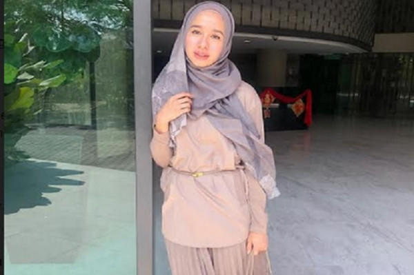 Inspirasi Tampil Feminin untuk Hijaber ala Laudya Cynthia Bella
