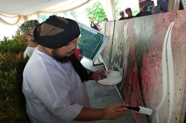 Ustaz Derry Sulaiman Pecahkan Rekor MURI Melukis 99 Asmaul Husna