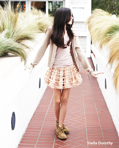 Trik Mix & Match Atasan dengan Rok Ruffle untuk Busana Harian