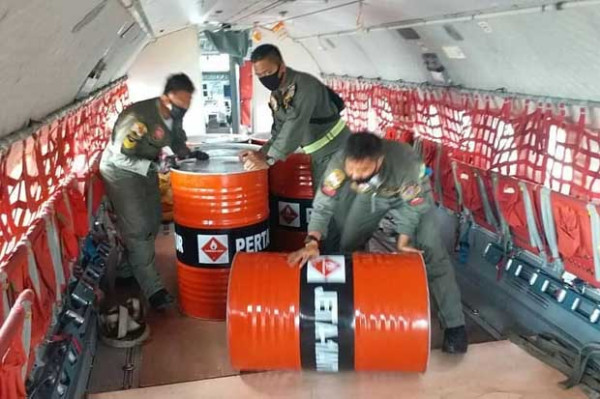 TNI AU Kerahkan Pesawat CN-295 dan Helikopter Caracal Kirim 30 Drum Bahan Bakar
