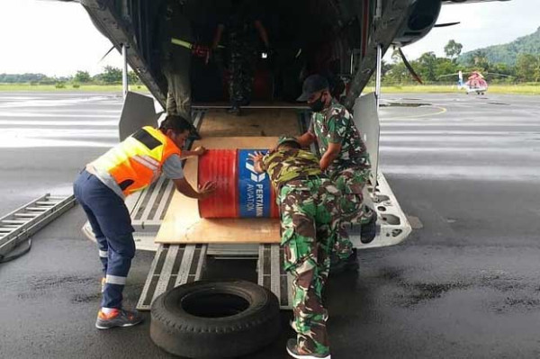 TNI AU Kerahkan Pesawat CN-295 dan Helikopter Caracal Kirim 30 Drum Bahan Bakar