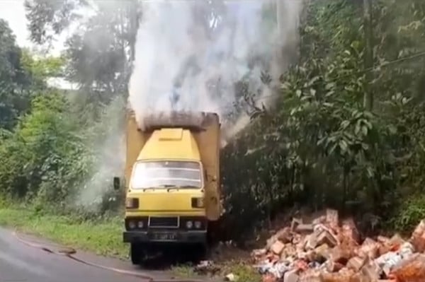 Truk Terbakar Hantam Tiang Listrik, Sopir dan Kernet Tewas Kesetrum