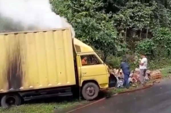 Truk Terbakar Hantam Tiang Listrik, Sopir dan Kernet Tewas Kesetrum