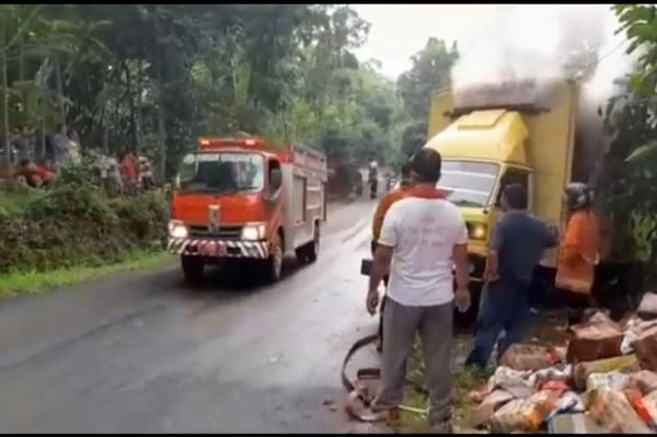 Truk Terbakar Hantam Tiang Listrik, Sopir dan Kernet Tewas Kesetrum