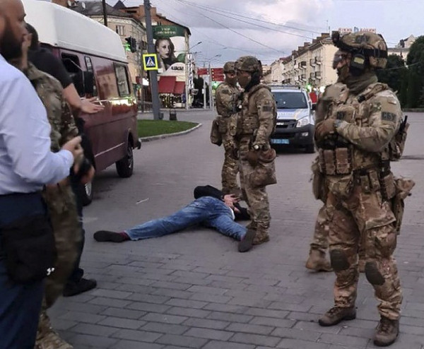 Penyanderaan Mencekam Berakhir Setelah Presiden Ukraina Ikut Campur