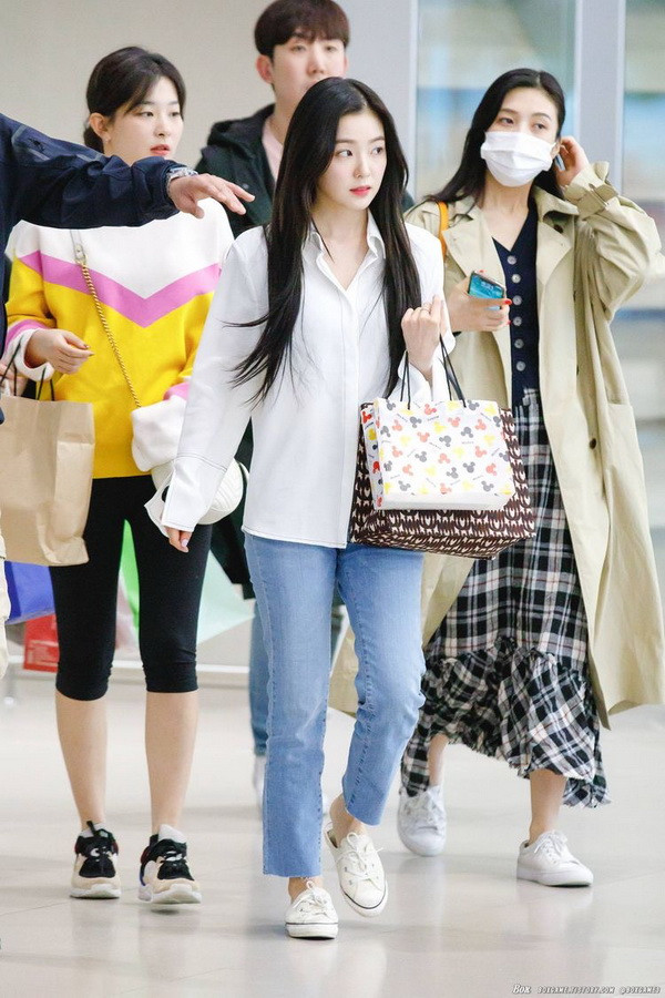 Ingin Nyantai dengan Kemeja Putih? Yuk, Ikuti Gaya Member Red Velvet Berikut Ini