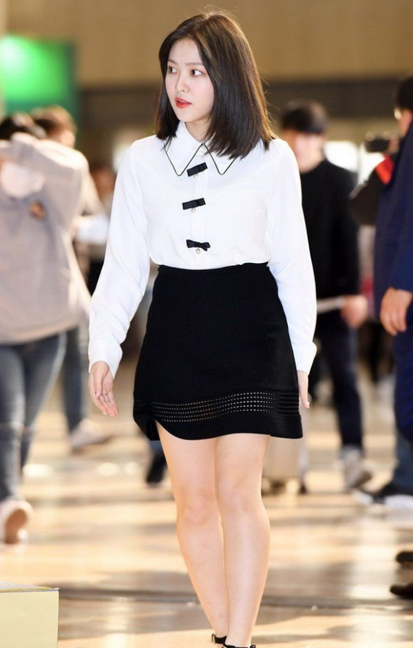 Ingin Nyantai dengan Kemeja Putih? Yuk, Ikuti Gaya Member Red Velvet Berikut Ini