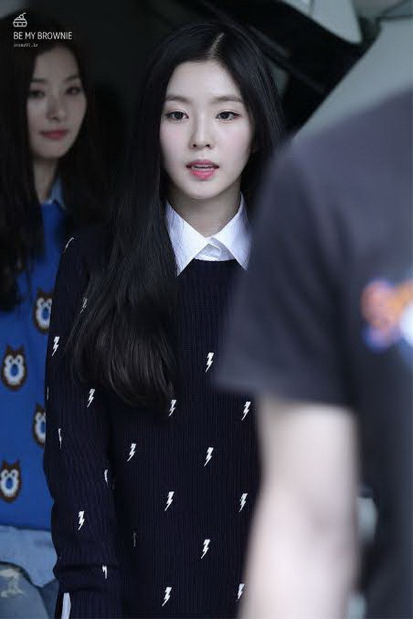 Ingin Nyantai dengan Kemeja Putih? Yuk, Ikuti Gaya Member Red Velvet Berikut Ini