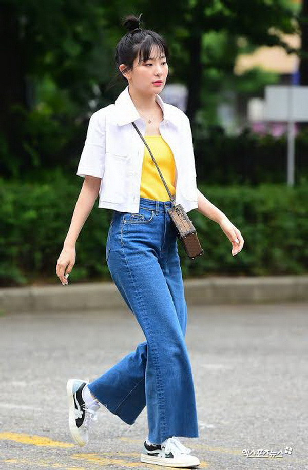 Ingin Nyantai dengan Kemeja Putih? Yuk, Ikuti Gaya Member Red Velvet Berikut Ini