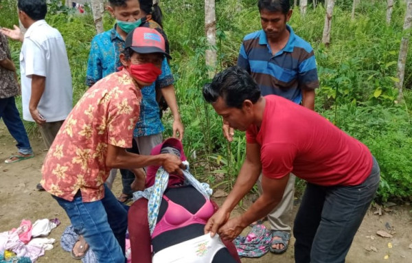 Gerebek Rumah Bujang, Warga Temukan Ribuan Baju Dalam Wanita