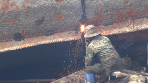 Pemotongan Bangkai Kapal Ilegal di Kali Baru Bisa Terjerat Prosedur Hukum