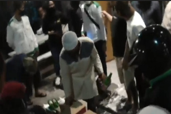 FPI Gerebek Kafe di Makassar, Ratusan Botol Miras Disita