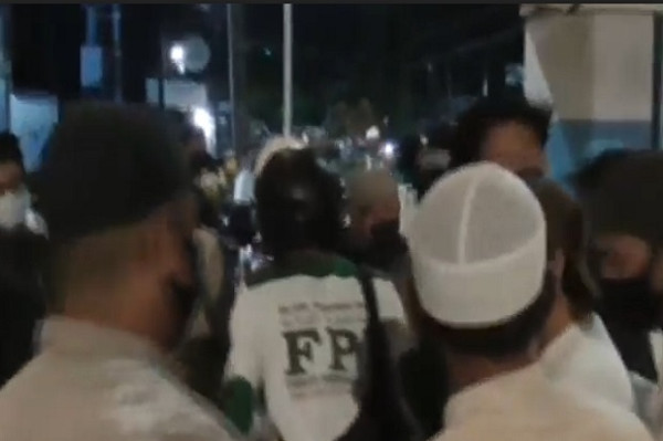 FPI Gerebek Kafe di Makassar, Ratusan Botol Miras Disita