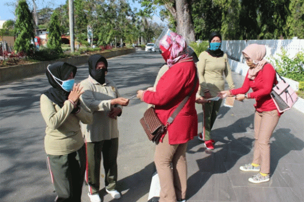 Dharma Wanita Pengayoman Imigrasi Polewali Bagi Masker ke Pengguna Jalan