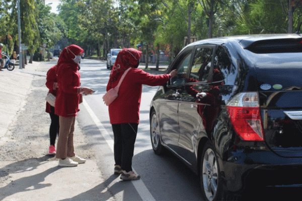 Dharma Wanita Pengayoman Imigrasi Polewali Bagi Masker ke Pengguna Jalan