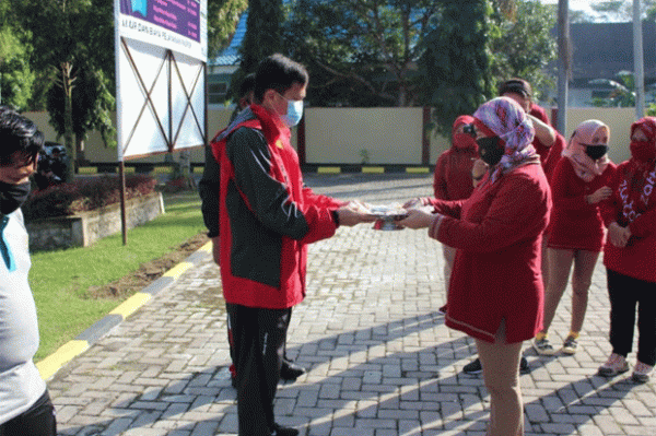 Dharma Wanita Pengayoman Imigrasi Polewali Bagi Masker ke Pengguna Jalan