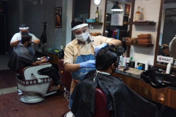 Cukur Rambut Aman, Barcode Barbershop Terapkan Protokol Ketat