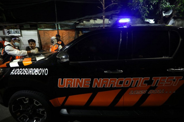 Mobil Polrestabes Surabaya Tiba, Pelanggar Semburat