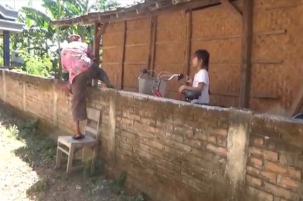 4 Tahun Rumah Ini Tak Miliki Akses Keluar Karena Dipagari Tembok Tetangga