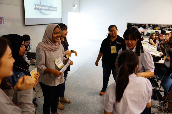 Mengajar hingga ke Thailand demi Pendidikan yang Bermutu