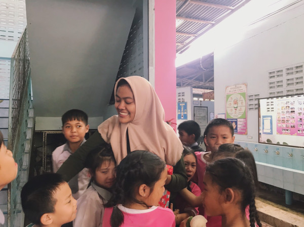 Mengajar hingga ke Thailand demi Pendidikan yang Bermutu