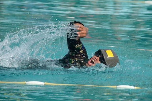 Petarung Brigif 2 Marinir Berlaga di Lomba Renang Militer