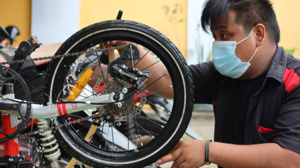 Pehobi Sepeda Meroket, Bengkel Mobil Tawarkan Layanan Coating Khusus Sepeda