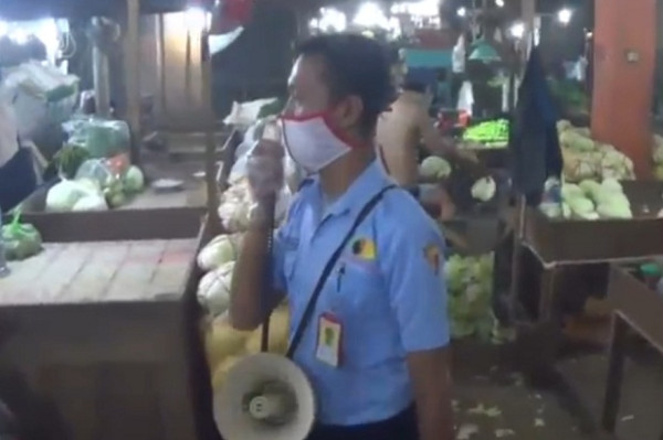 Satgas Tangguh Pasar Keputran Usir Pembeli Tak Pakai Masker