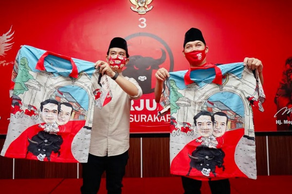 Tampil Bareng, Gibran-Teguh Kenakan Baju Khas Milenial