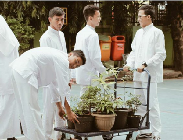 Kreatif! Murid-Murid SMA 65 Jakarta Ternak Lele di Gorong-Gorong, Airnya Pake Sisa Air Wudu