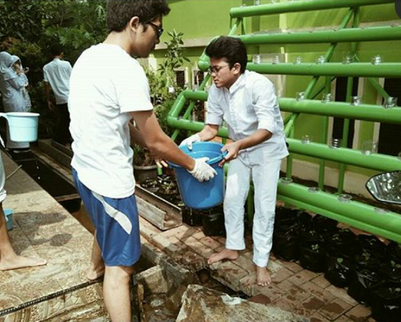 Kreatif! Murid-Murid SMA 65 Jakarta Ternak Lele di Gorong-Gorong, Airnya Pake Sisa Air Wudu