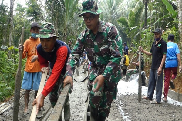 Di Tengah Pandemi, Serma Iska Tak Pernah Lelah Membangun Jalan Desa