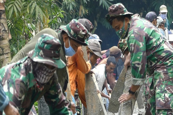 Di Tengah Pandemi, Serma Iska Tak Pernah Lelah Membangun Jalan Desa