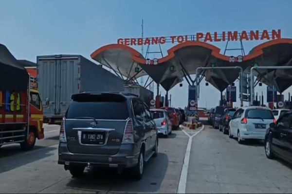 Ribuan Kendaraan Antre Mengular Panjang di Gate Tol Palimanan